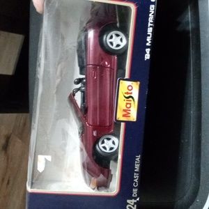 Maisto 1/24 scale 1994 mustang GT convertible